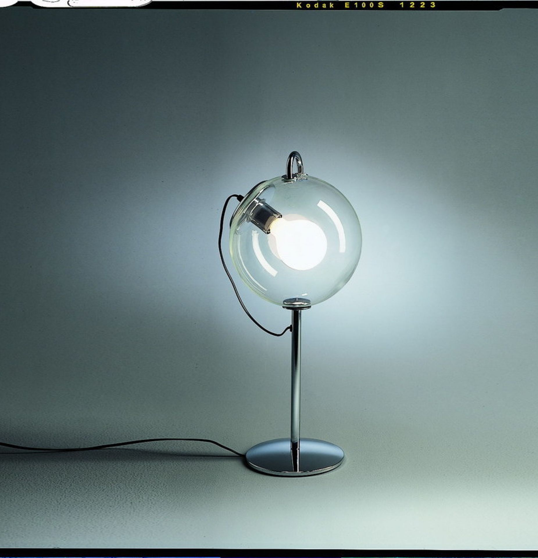 Montjuic Stehleuchte von Artemide: Moderne Lampe mit Glaskugel und Chromfuß.