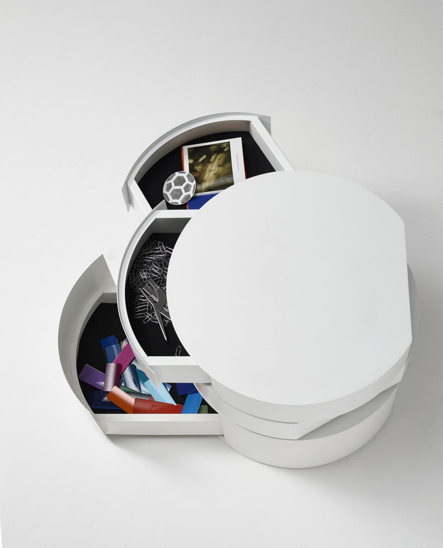 Bon.Bon Container von Opinion Ciatti: Weißer, runder Wandcontainer mit offenen Fächern und Büroartikeln.