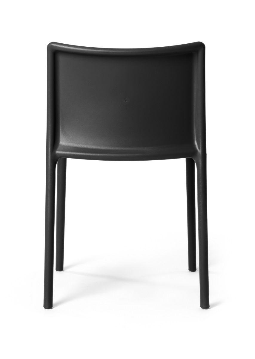 Schwarzer Air Chair Stuhl von Magis, geeignet für drinnen und draußen, moderne Sitzgelegenheit.