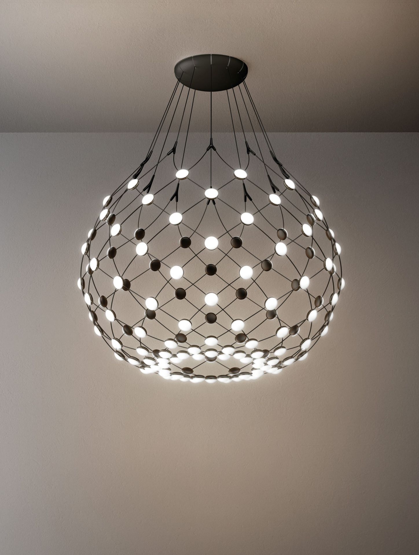 Moderne D86 Mesh Deckenleuchte von Luceplan, eine kugelförmige Lampe mit LED-Lichtern.