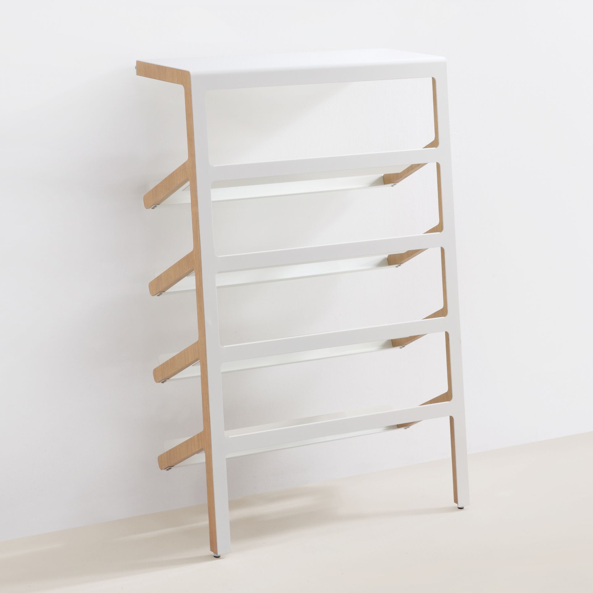 Mila Schuhregal Mox: Modernes, weißes Schuhregal mit Holzdetails und vier Ablageflächen.