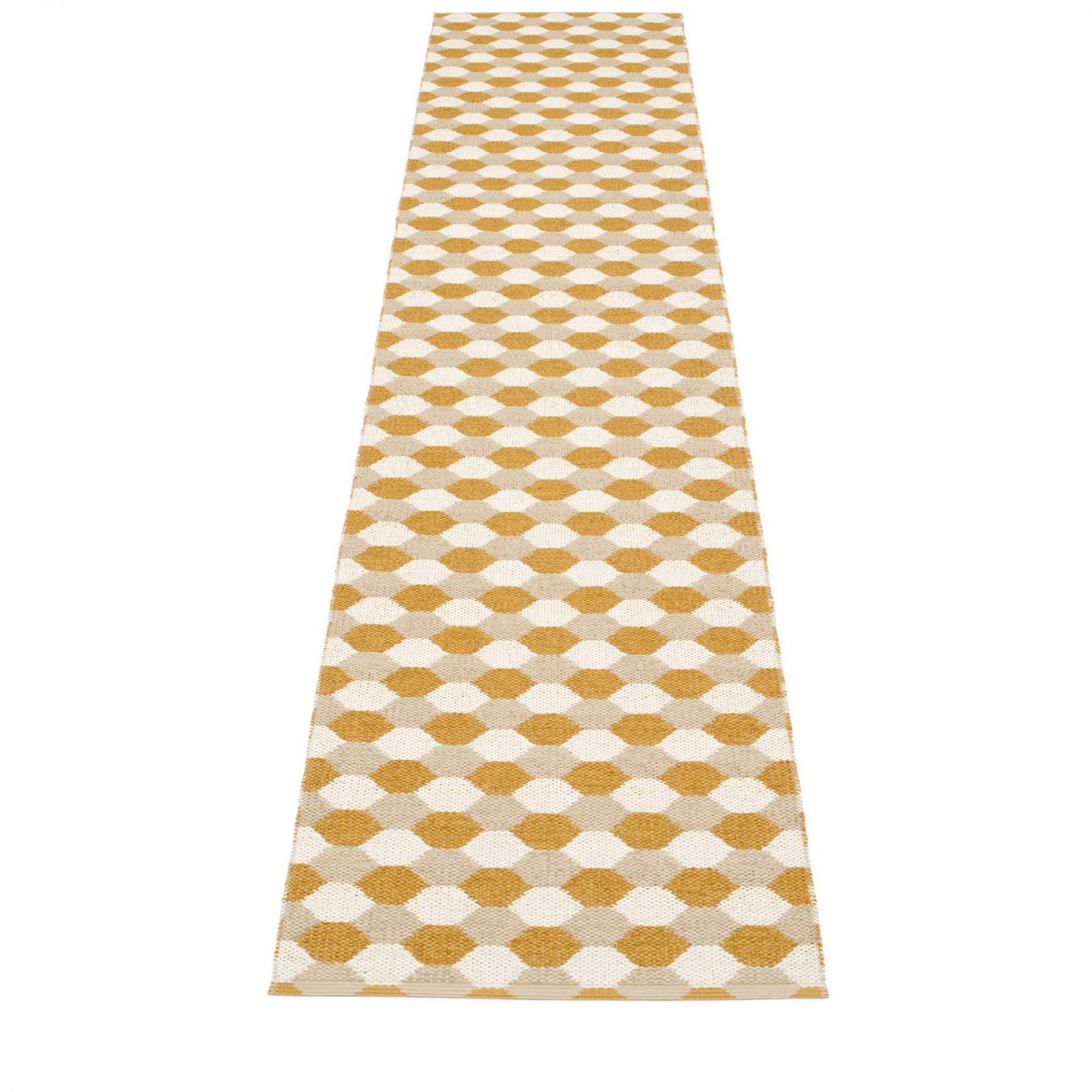 Ockerfarbener Kunststoffteppich mit geometrischem Muster, geeignet für Innen- und Außenbereiche. Pappelina Teppich Dana.