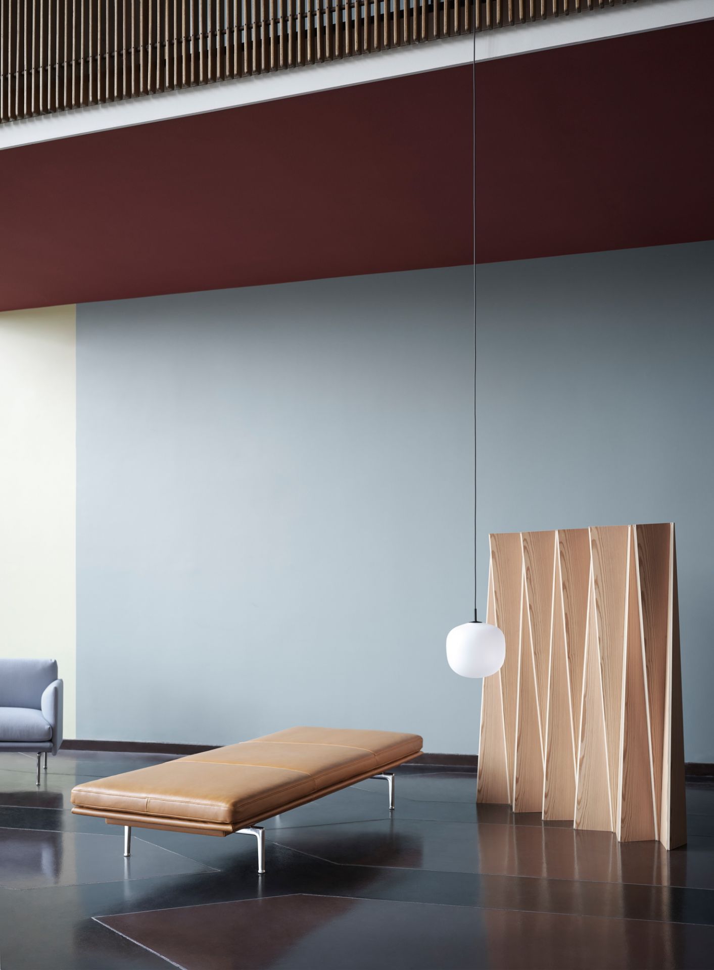 Nahaufnahme der Muuto Outline Daybed Liege aus Leder, modernes Designmöbel für Wohnzimmer.