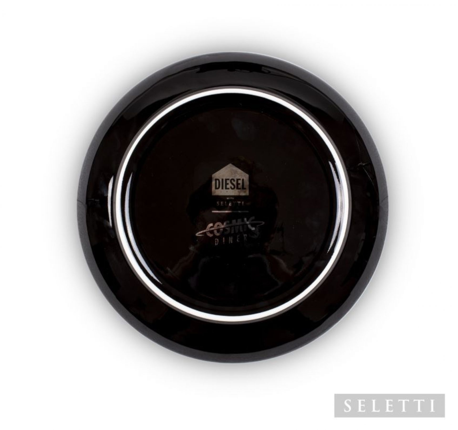 Schwarzer Earth Europe Dinner Plate Teller von Seletti, Unterseite mit Logo und weißem Rand.