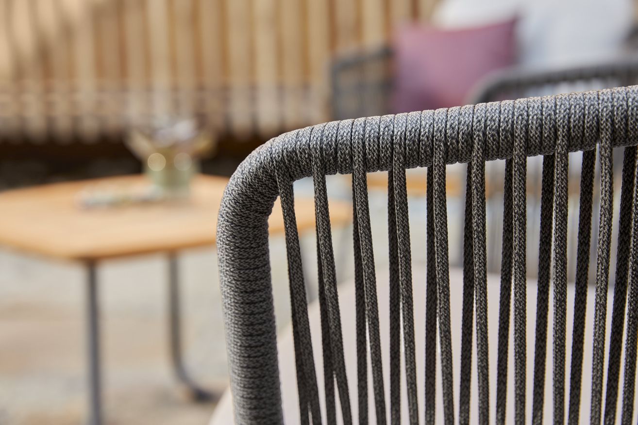 Detailaufnahme: Denia Dining Sessel Outdoor, graues Seilgeflecht, Gartenmöbel für Terrasse und Balkon.