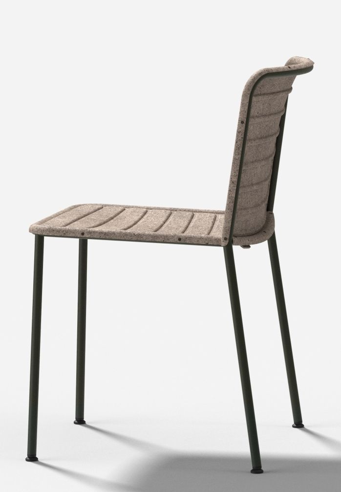 Flax Stacker Chair Stuhl von der Seite, mit beigem Sitz und Rückenlehne, schwarzem Gestell.