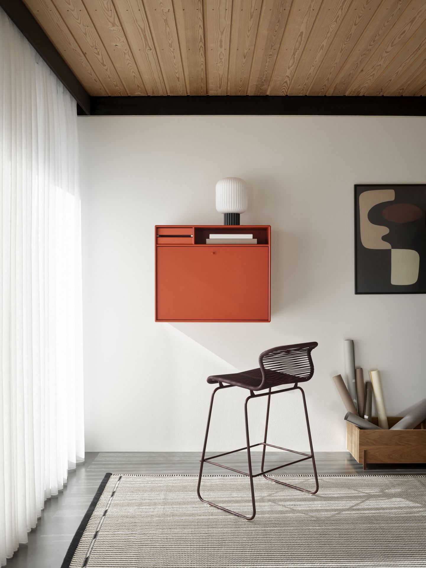 Moderner STUDIO Sekretär in Orange an der Wand mit Barstuhl und minimalistischem Design.