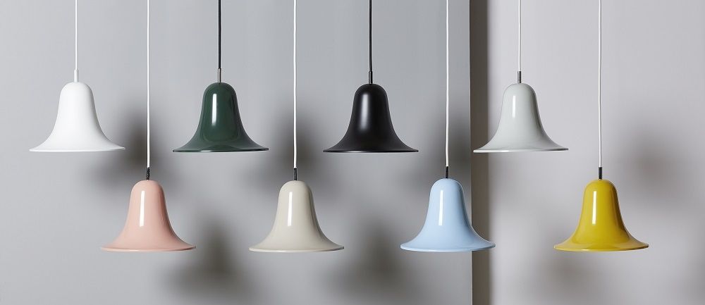Mehrere Pantop Pendelleuchten Ø23 von Verpan in verschiedenen Farben vor einem grauen Hintergrund.