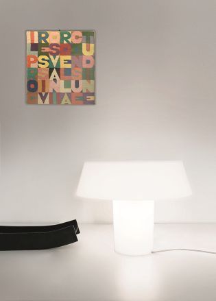 Weiße Amami Tischleuchte von Artemide, modernes Design für Schlafzimmer und Wohnzimmer.