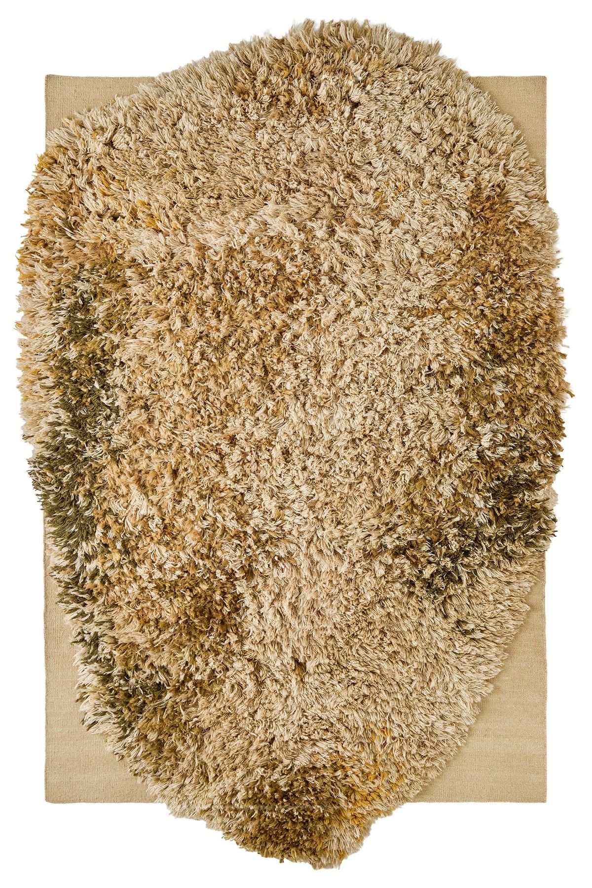 Detailaufnahme des Nanimarquina Alga Rug Teppichs in Beige und Braun mit hohem Flor.
