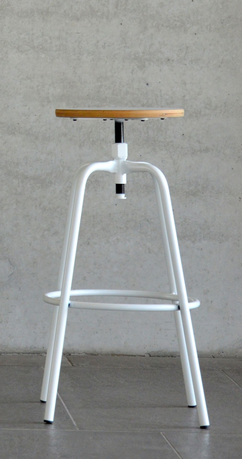 Weißer Paris Barhocker von Jan Kurtz mit Holz-Sitzfläche und höhenverstellbarem Gestell. Moderner Drehhocker für Küche oder Bar.