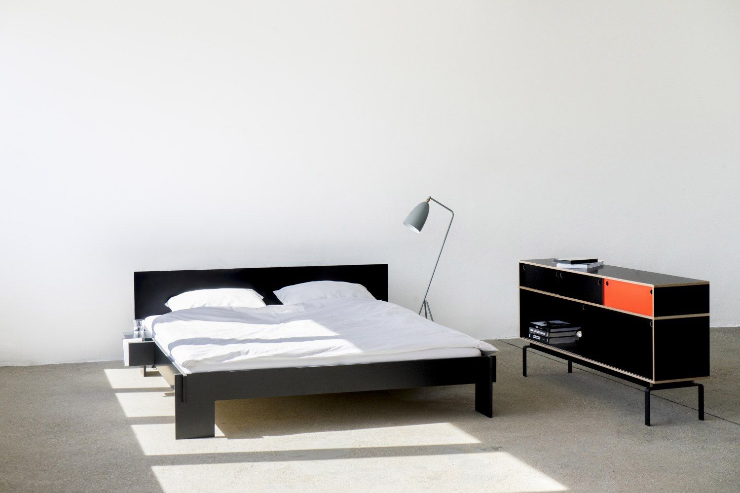 Schlafzimmer mit Siebenschläfer Bett von Moormann, B 180 x L 200 cm, MDF natur, minimalistisches Design.