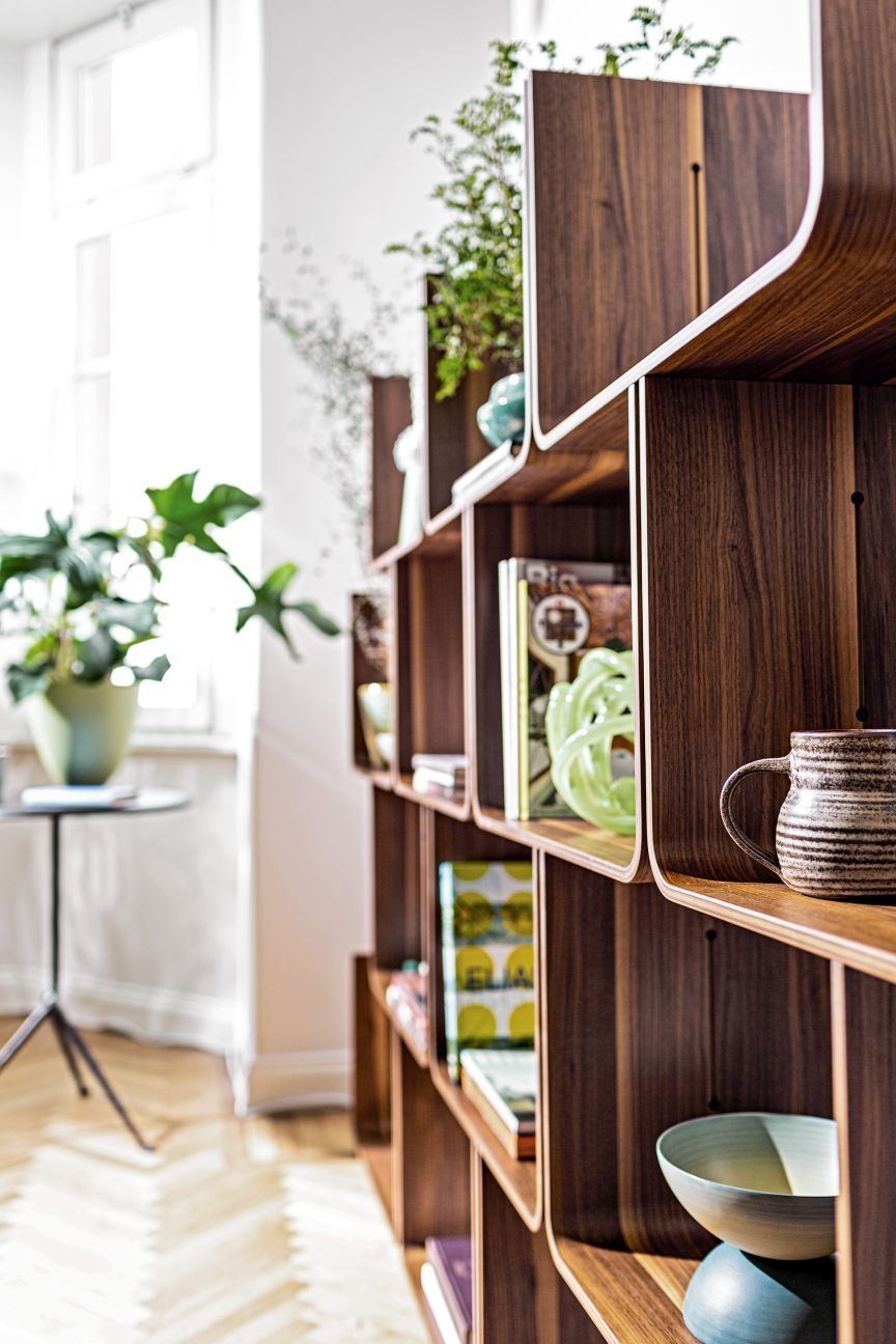 Elysée Regalsystem von Magis: Modulares Bücherregal aus Eiche, schwarz lackiert, mit Dekorationen.