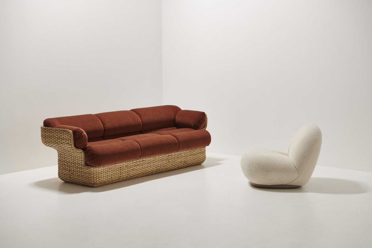 Pacha Lounge Chair Sessel von Gubi, schwarzer Stoff, ohne Drehfuß, modernes Design.