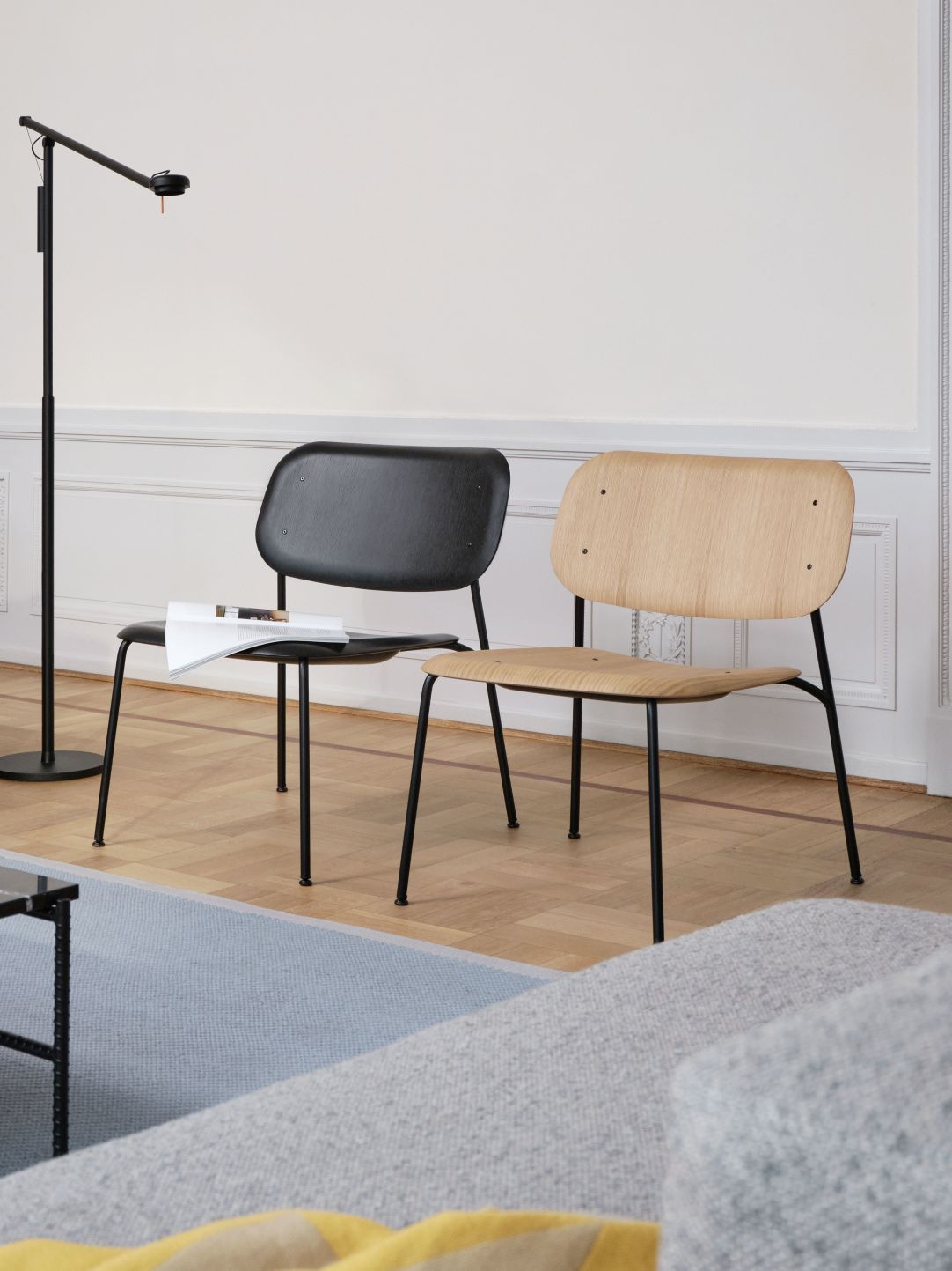 Zwei Hay Stühle: Soft Edge 100 Lounge Chair in Schwarz und Naturholz mit schwarzem Gestell.