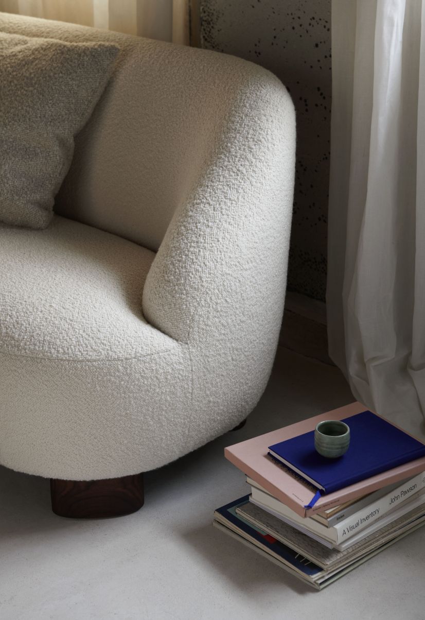 Nahaufnahme des Margas Sofas von AndTradition, ein cremefarbenes 2-Sitzer Sofa mit weichem Bouclé-Bezug.