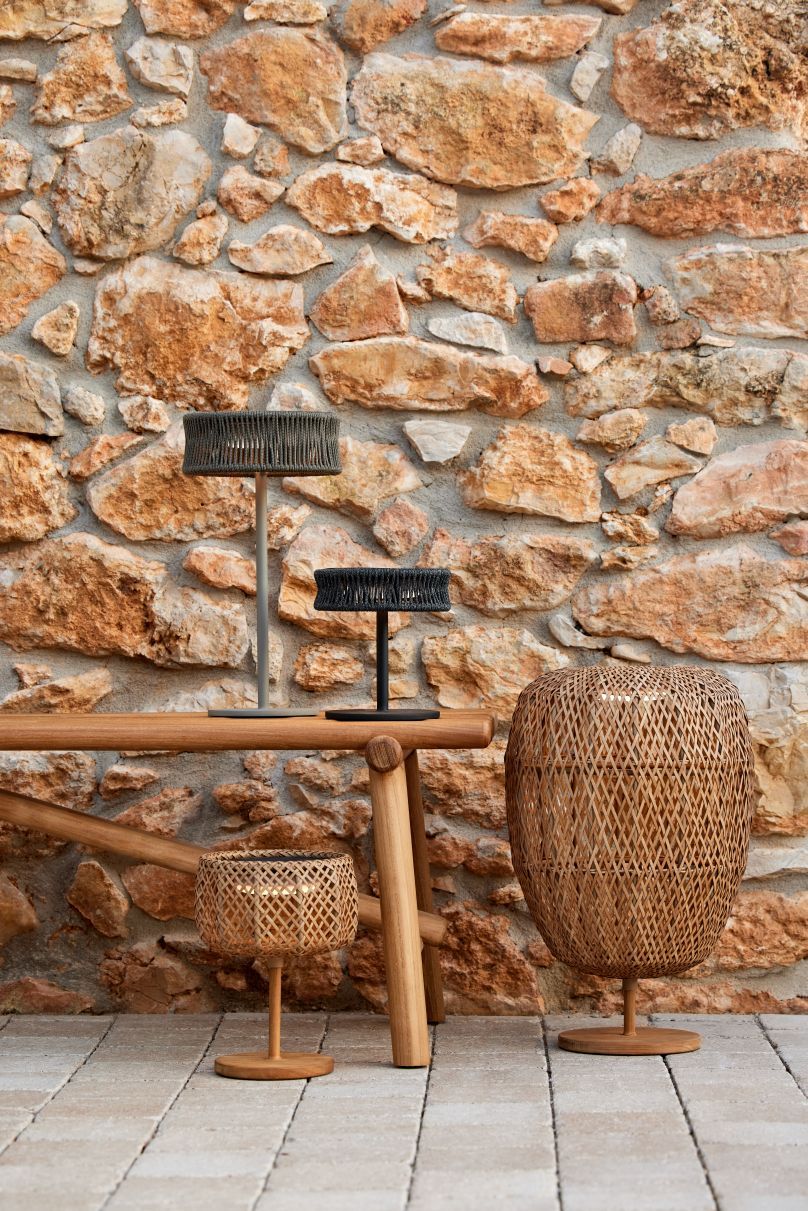 Illusion Outdoor Tischleuchte von Cane-Line in Taupe, kleine geflochtene Lampe für Garten und Terrasse.