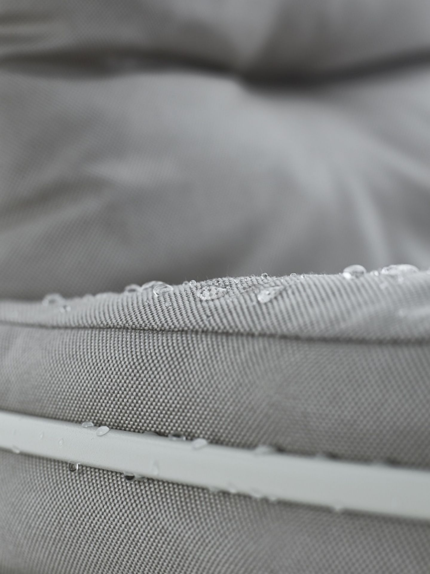 Detailaufnahme: Wasserabweisender Stoff des Leyasol Lounge Chair Outdoor Stuhls von Freifrau Manufaktur.