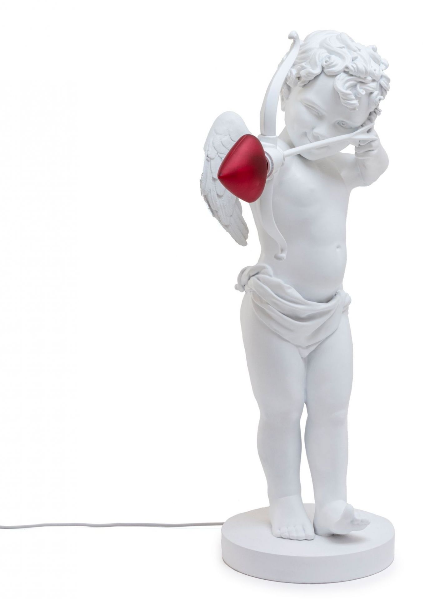 Weiße Cupid Lampe von Seletti als Tischleuchte mit rotem Herz-Pfeil und Bogen.