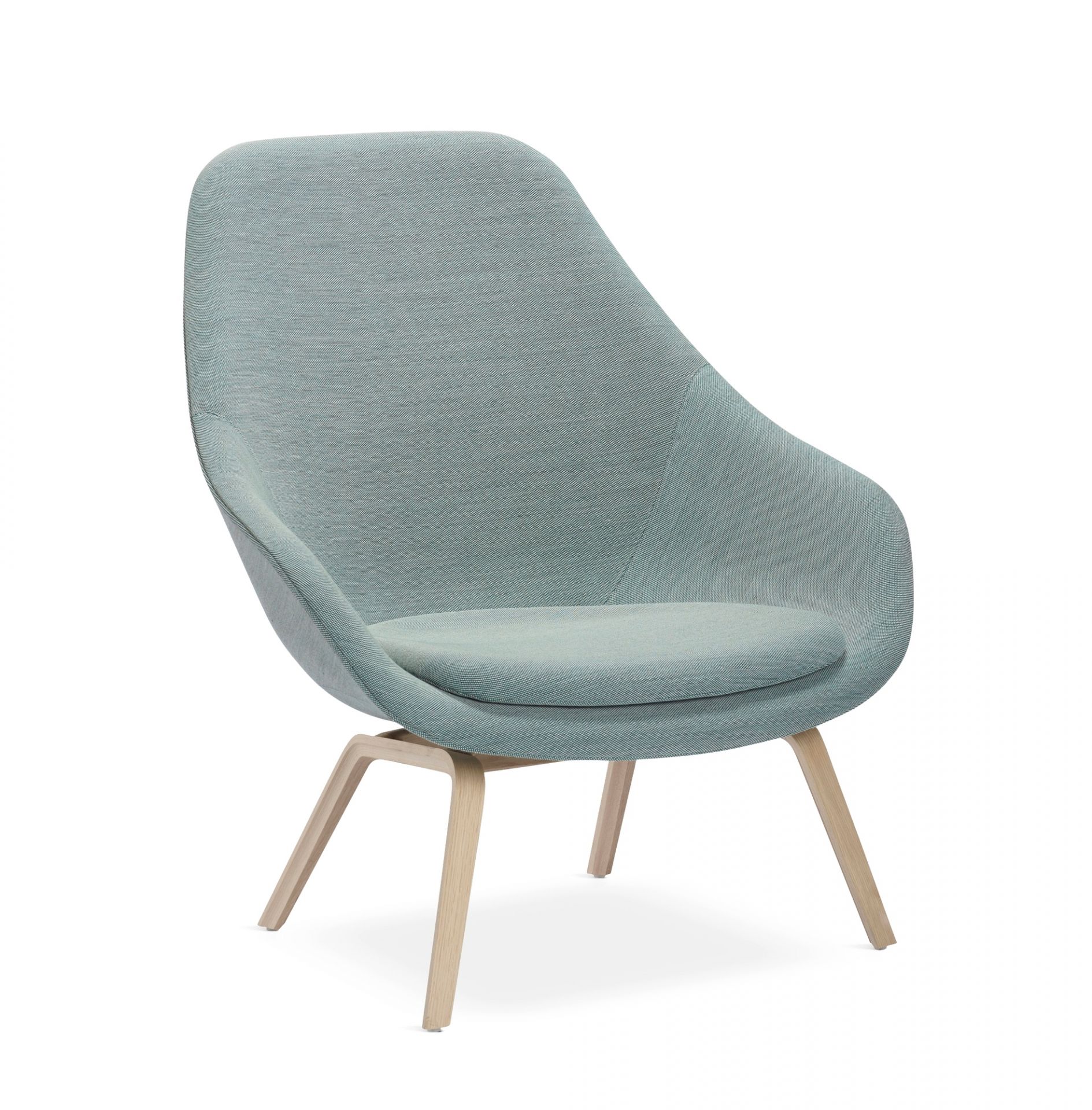 About a Lounge AAL 93 Sessel von Hay in hellblau mit Holzbeinen.