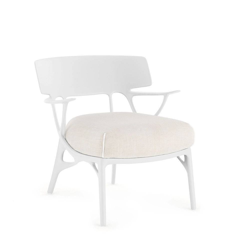 A.I. Lounge Sessel Panamino Basic von Kartell, weißes Gestell, helles Sitzkissen. Design Sessel.