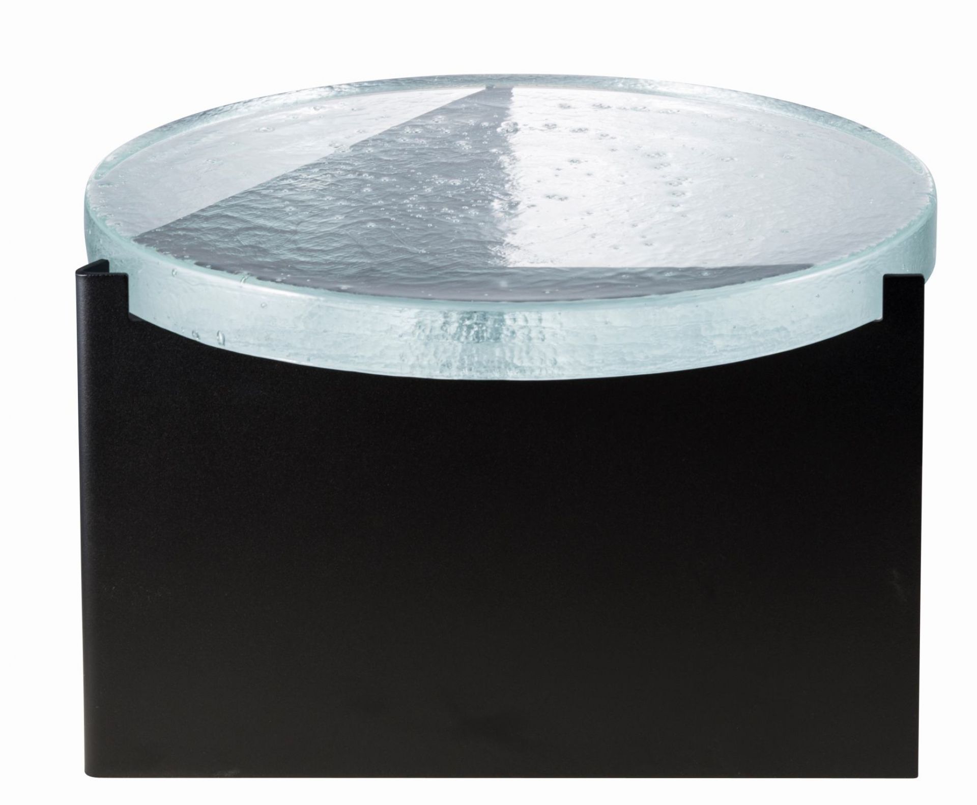 Alwa One Couchtisch mit runder, transparenter Glasplatte und schwarzem Metallgestell.