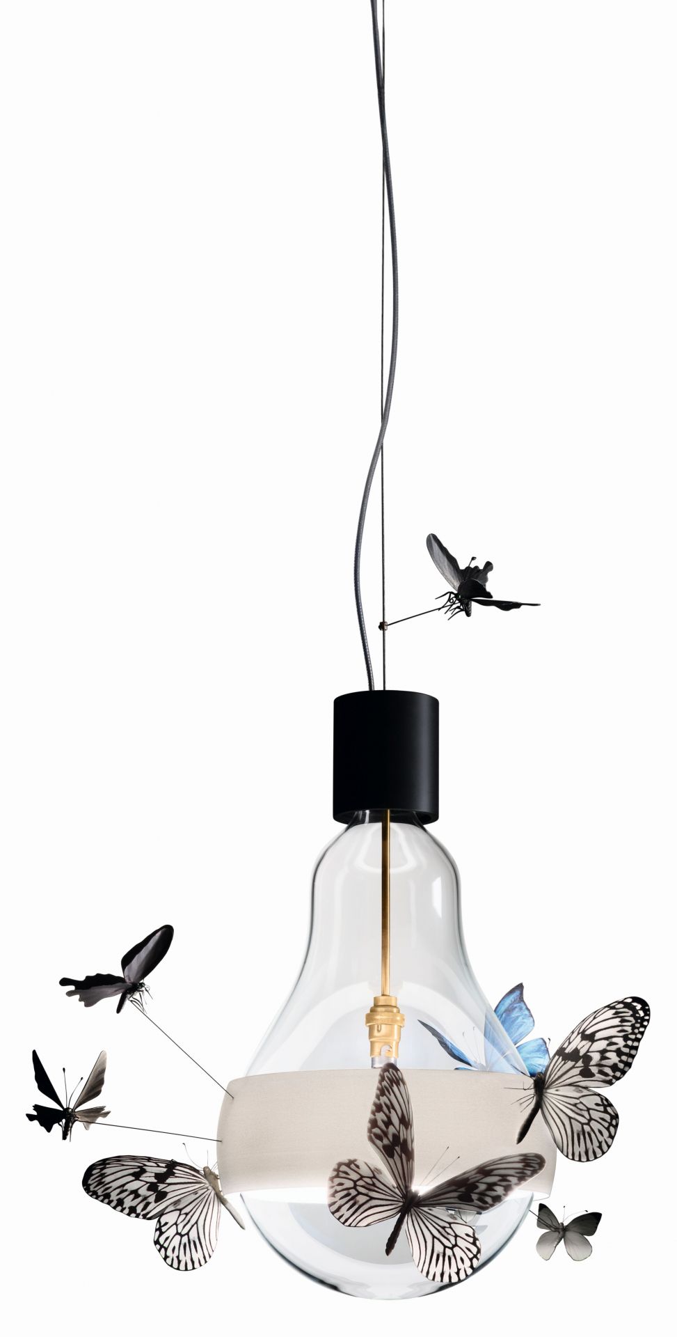 Flatterby Hängeleuchte von Ingo Maurer: Glühbirnen-Design mit filigranen Schmetterlingen, moderne Pendelleuchte für Wohnräume.