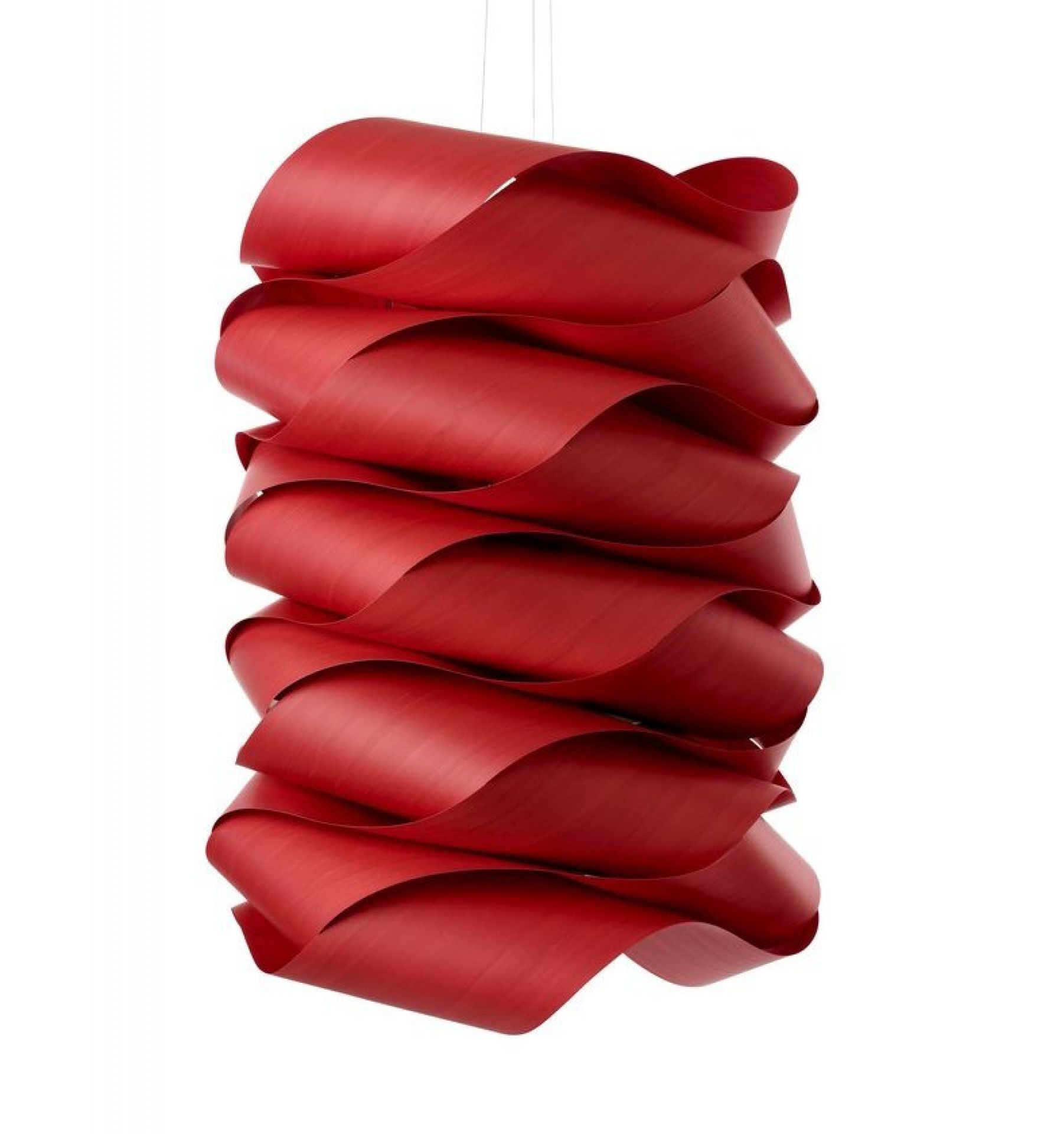 Rote Link Chain Pendelleuchte von LZF Lamps mit wellenförmigem Holzfurnier Design.