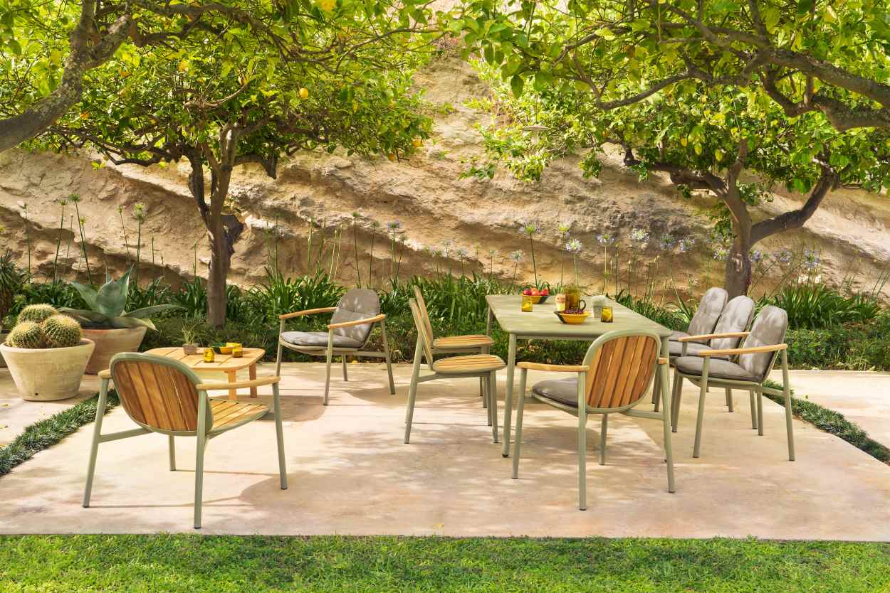 Emu Twins Lounge Chair mit Armlehnen und Esstisch im Garten, Outdoor Möbel aus Holz.