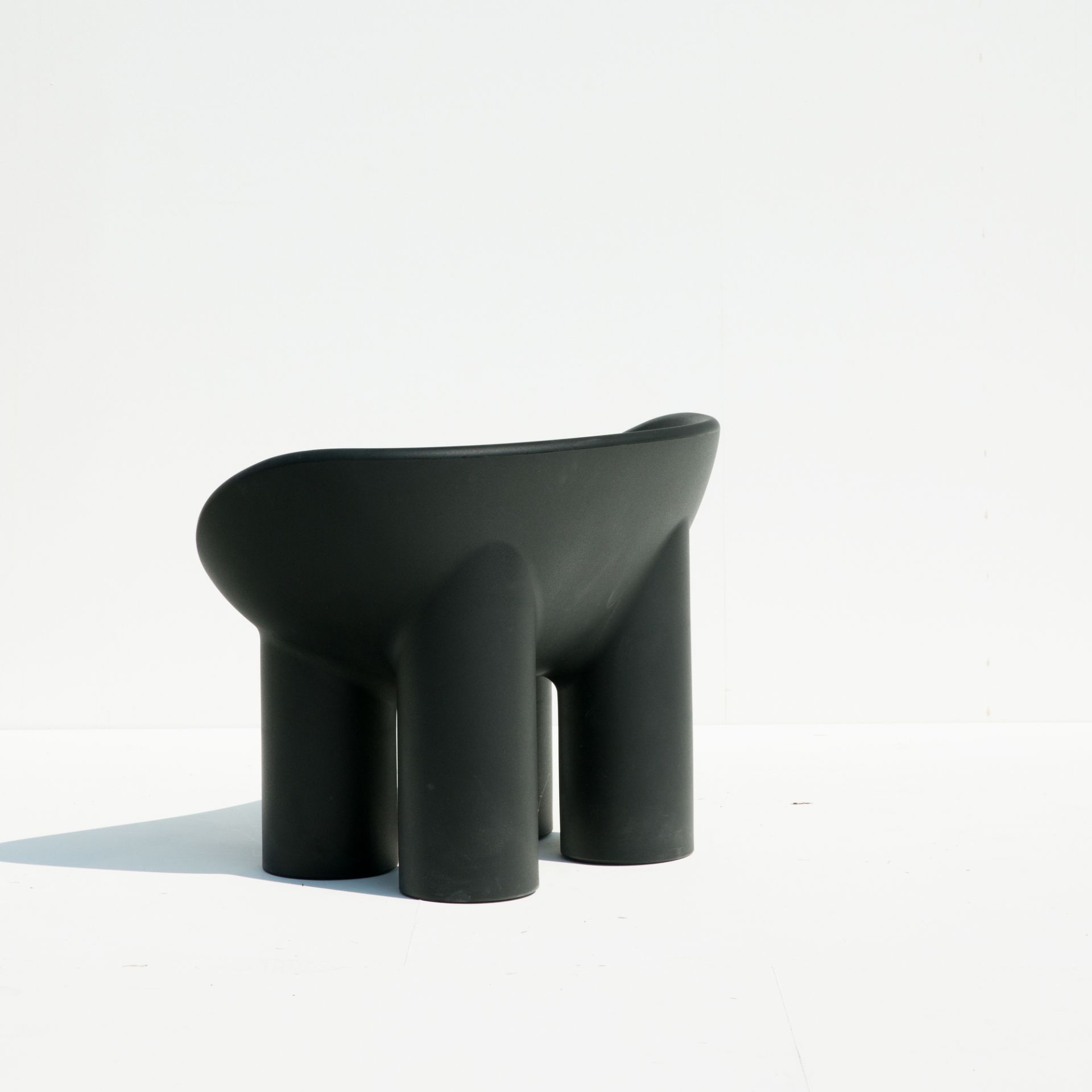 Driade Roly Poly Sessel in Anthrazit: Moderner Designstuhl mit drei Beinen und runder Sitzfläche.