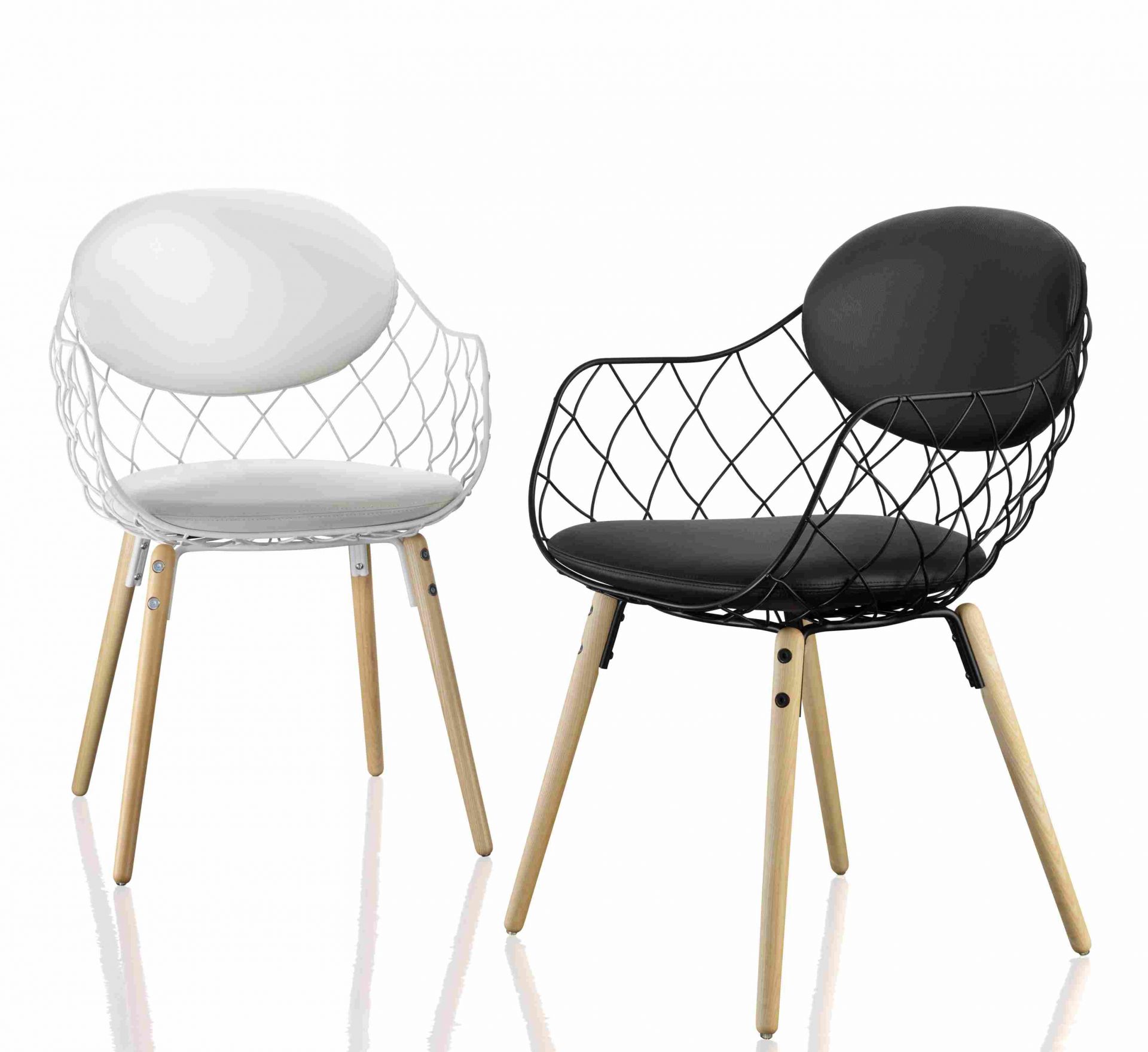 Zwei Piña Armchair Sessel von Magis in Schwarz und Weiß mit Holzbeinen.