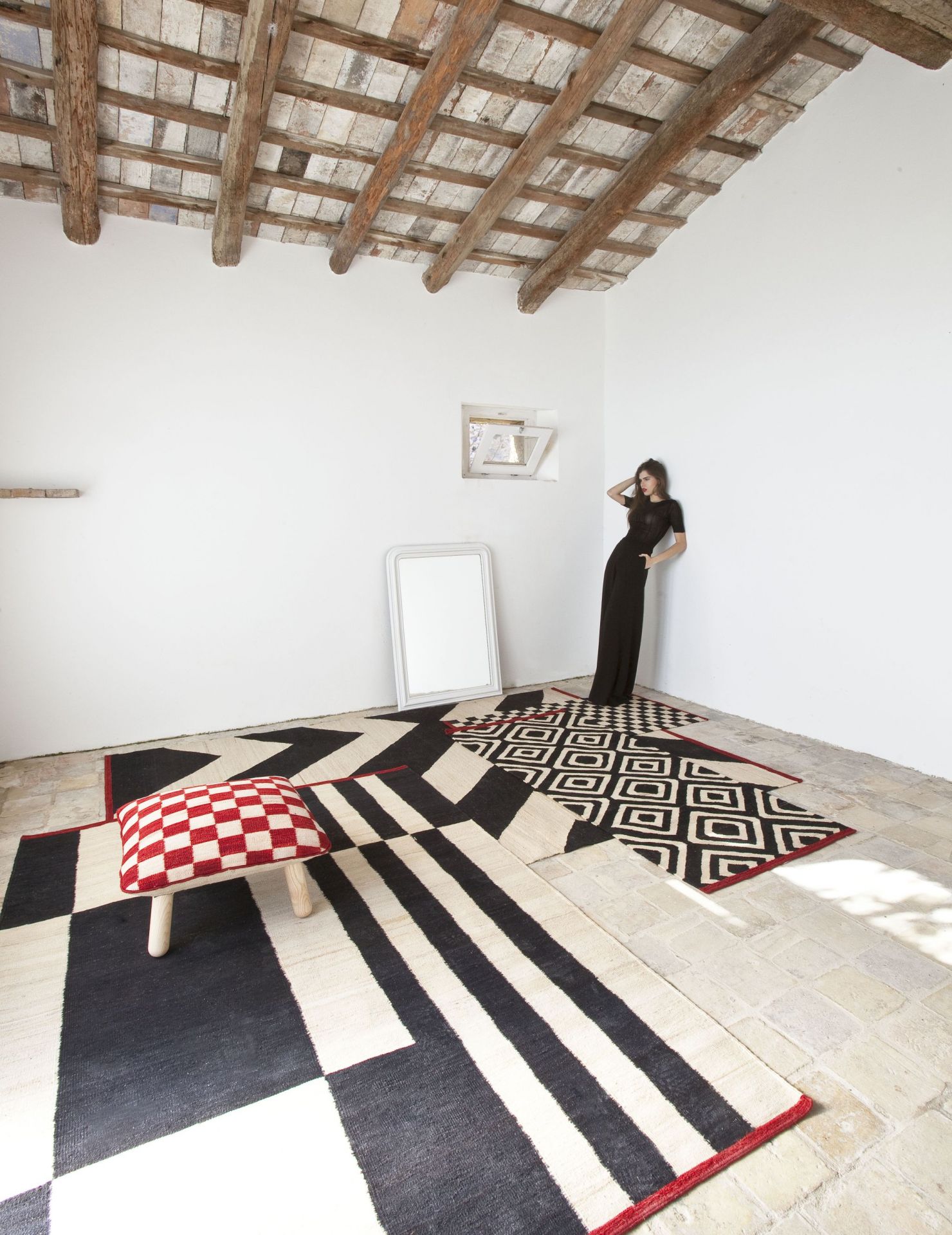 Nanimarquina Mélange Stripes Läufer: Schwarz-weißer Teppich mit Streifenmuster in einem minimalistischen Raum.