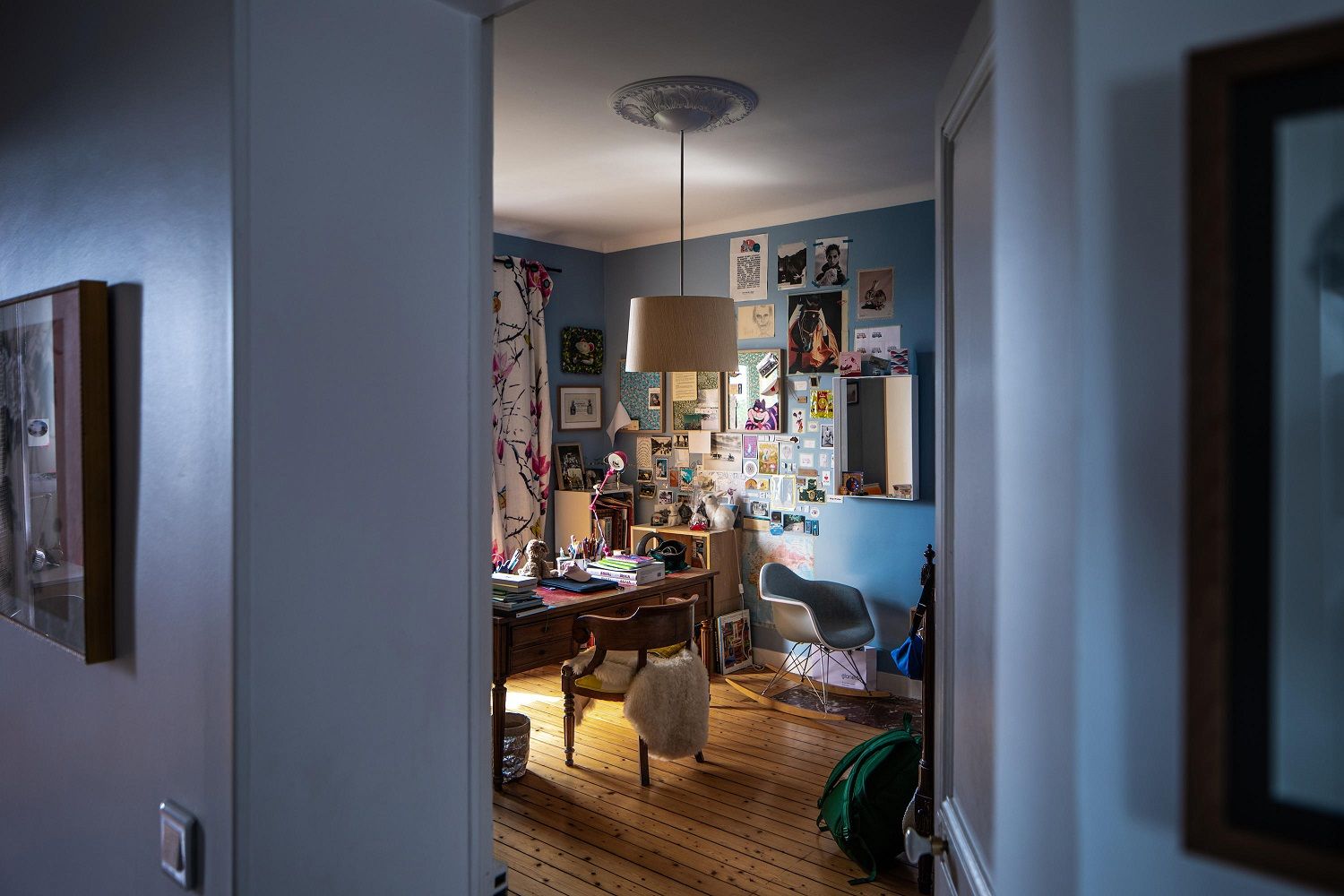 Twiggy Wood Pendelleuchte von Foscarini über einem Arbeitszimmer mit Schreibtisch, Stühlen und blauen Wänden.