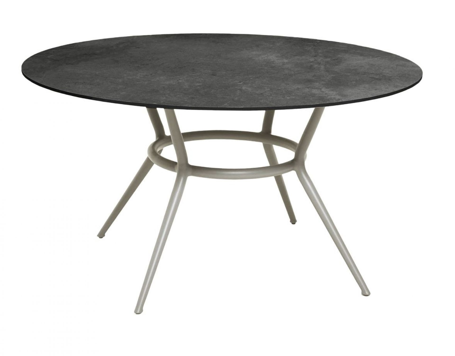 Runder Joy Outdoor Esstisch von Cane-Line mit taupefarbenem Gestell und dunkler Tischplatte.