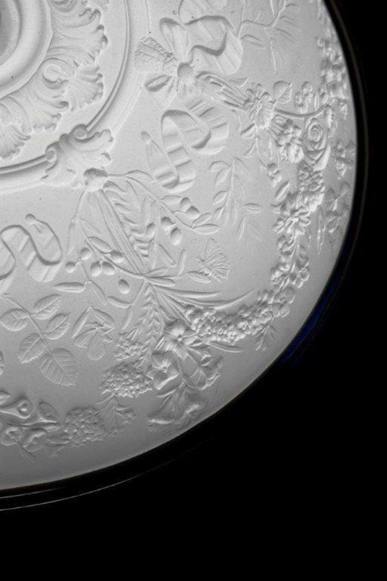 Detailaufnahme der floralen Innenverzierung der Skygarden Pendelleuchte in Rostbraun. Deckenleuchte mit Relief.