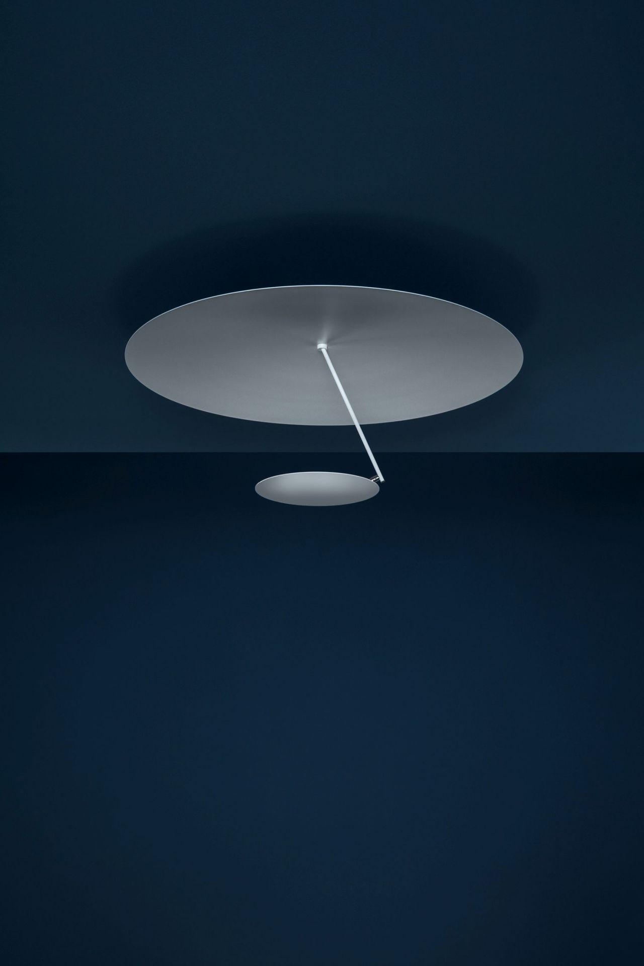 Weiße Lederam Deckenleuchte von Catellani & Smith mit zwei runden Lampenschirmen an blauer Decke.