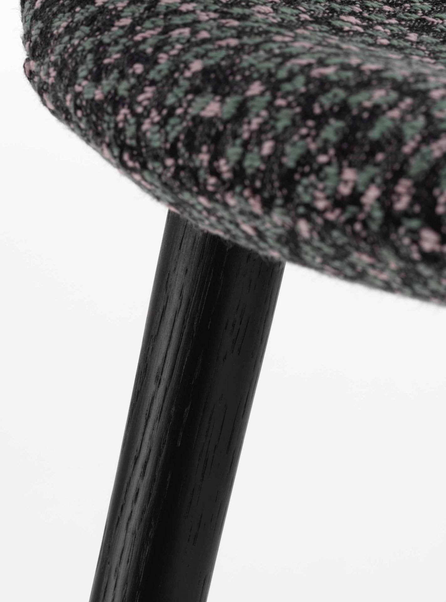 Detailaufnahme: Organic Conference Stuhl von Vitra mit Kvadrat Ria Stoff und schwarzem Holzbein.