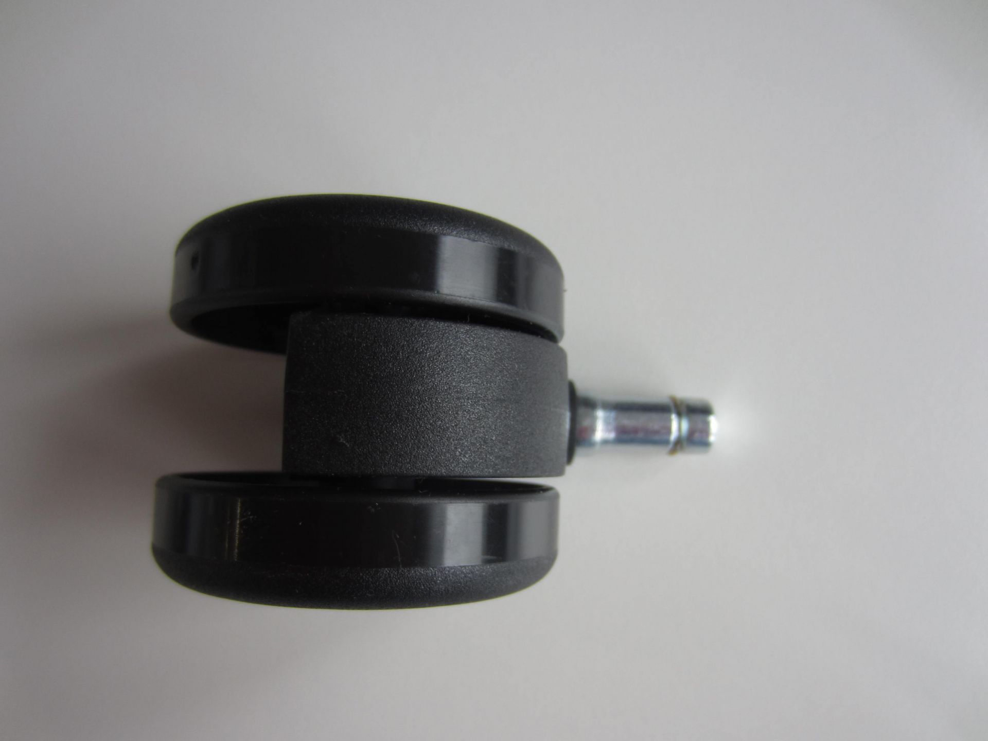 Vitra MedaPal Drehstuhlrolle, schwarze Bürostuhl-Rolle mit 60mm Durchmesser und Stiftaufnahme für ergonomisches Sitzen.