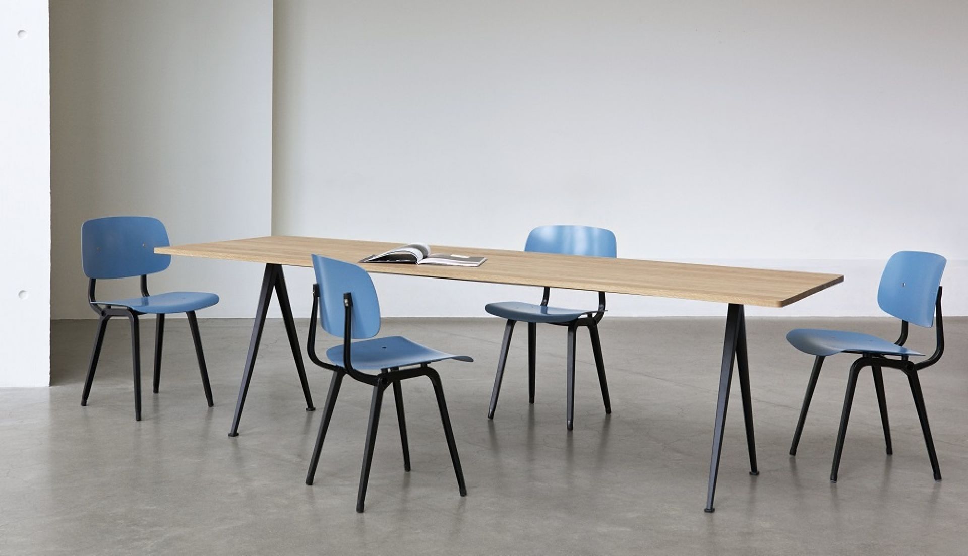 Pyramid Table 02 Esstisch Hay Eiche geräuchert schwarz B 190 x T 85