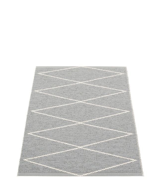 Grauer Pappelina Kunststoffteppich "Max" (70x100 cm) mit weißem Rautenmuster, ideal für Küche und Bad.