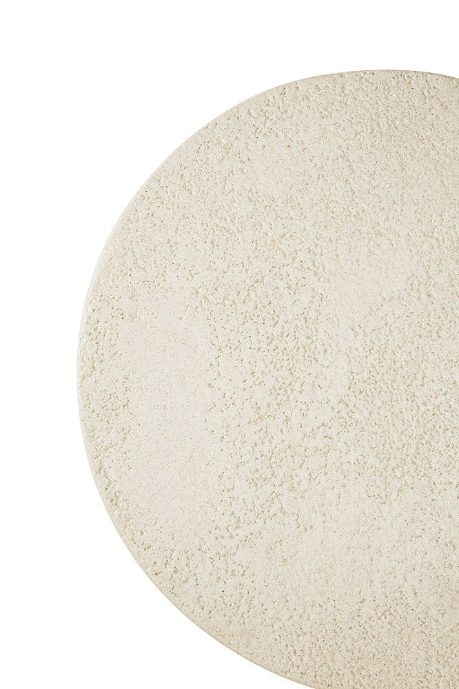 Detailaufnahme der Oberfläche des runden Elements Couchtischs aus Microzement in Off-White.