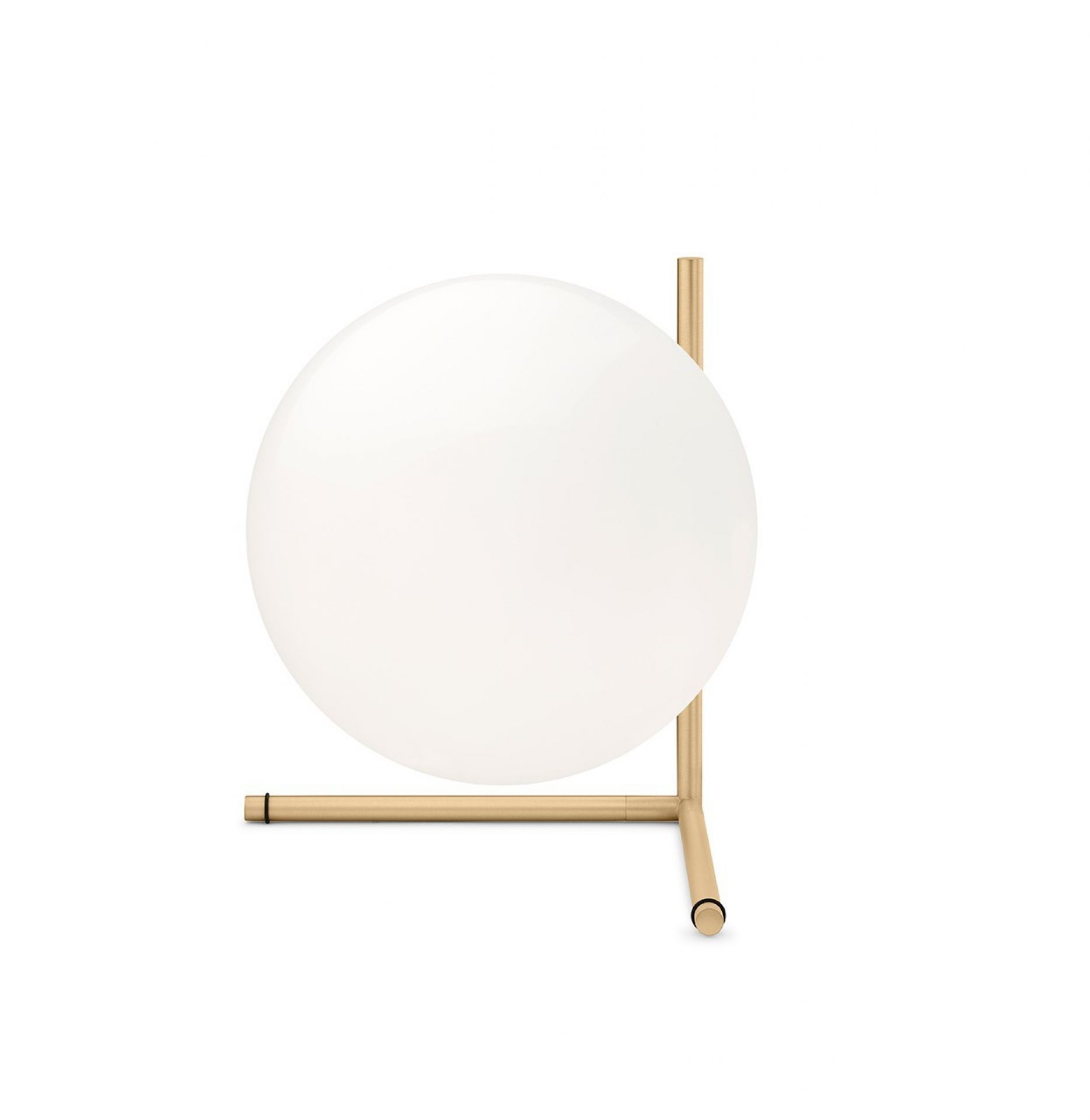 IC Lights Tischleuchte mit Messinggestell und opalweißem Diffusor für stimmungsvolle Beleuchtung im Wohnbereich.