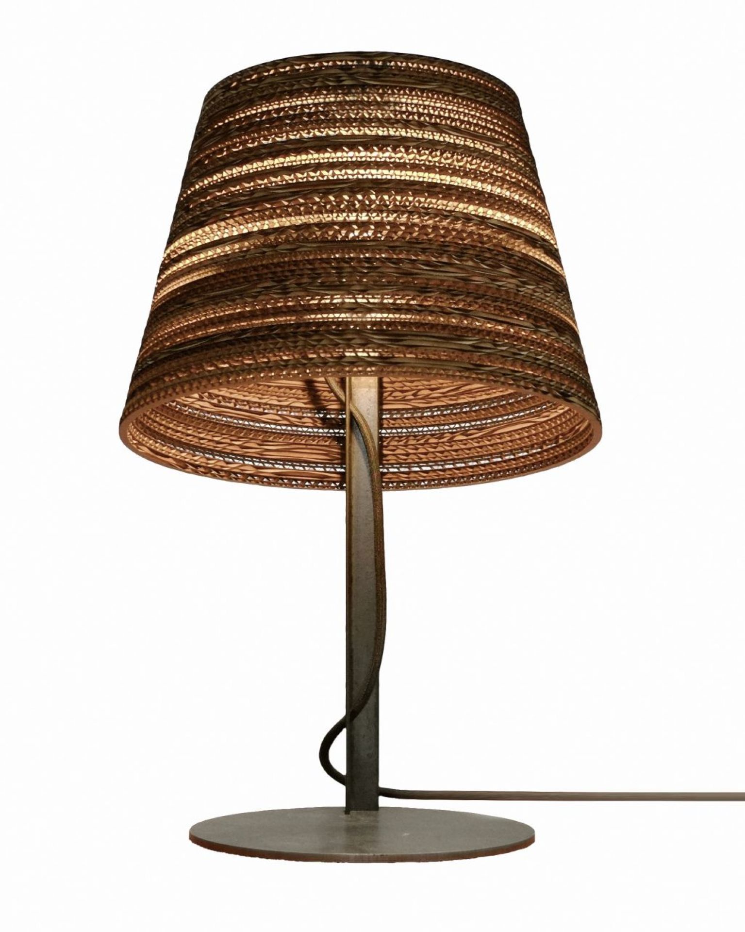 Tilt Tischlampe von Graypants Scraplights mit Lampenschirm aus recycelter Pappe und grauem Metallfuß.