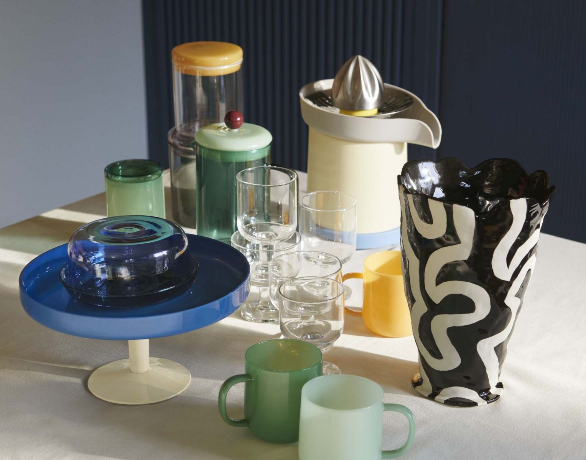 Jessica Hans Shadow Vase von Hay, abstrakte Keramikvase in Schwarz-Weiß, modernes Wohndekor.