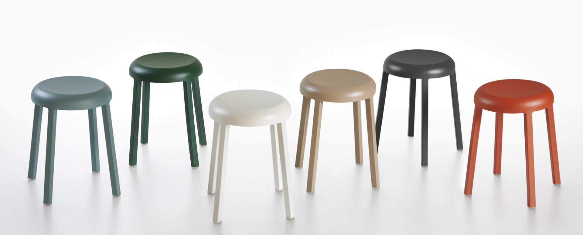 Mehrere Za Stool Hocker von Emeco aus Aluminium in verschiedenen Farben auf weißem Hintergrund.