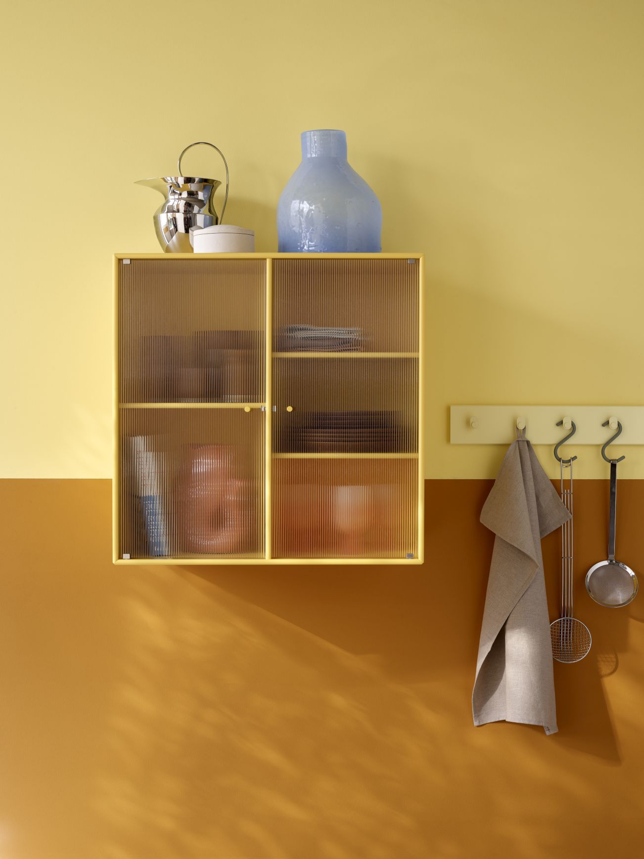 Ripple II Wandschrank in Flint Montana: Gelbe Vitrine mit geriffelten Glastüren für Wohnzimmer oder Küche.