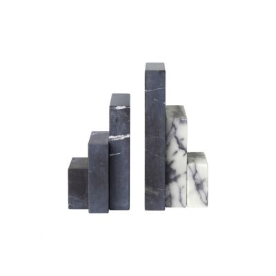 Kristina Dam Studio Buchstütze: Skulpturale Buchstützen aus Marmor in Grau- und Weißtönen.