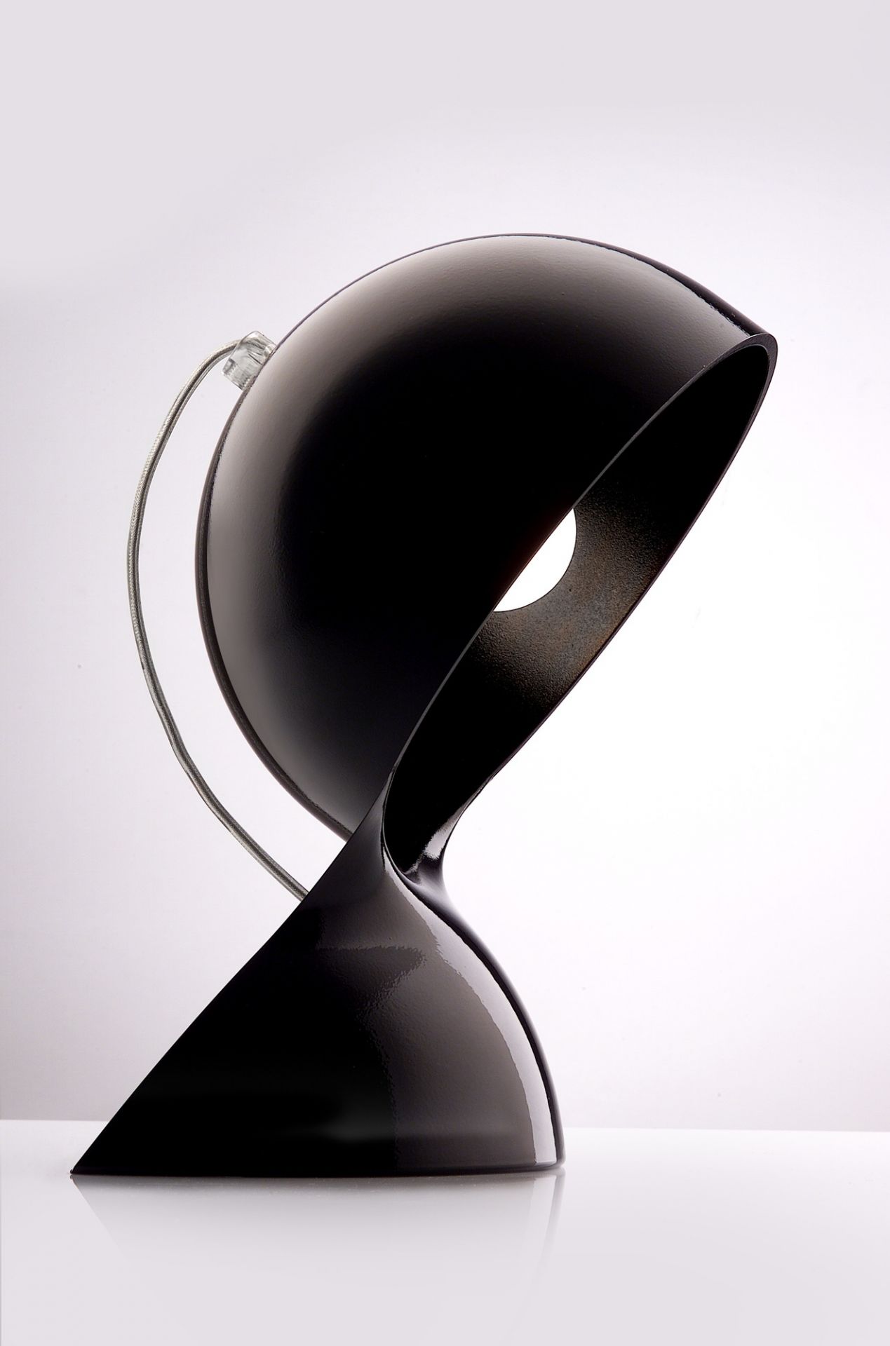 Schwarze Dalu Tischleuchte von Artemide: Design Lampe mit geschwungener Form und modernem Look.