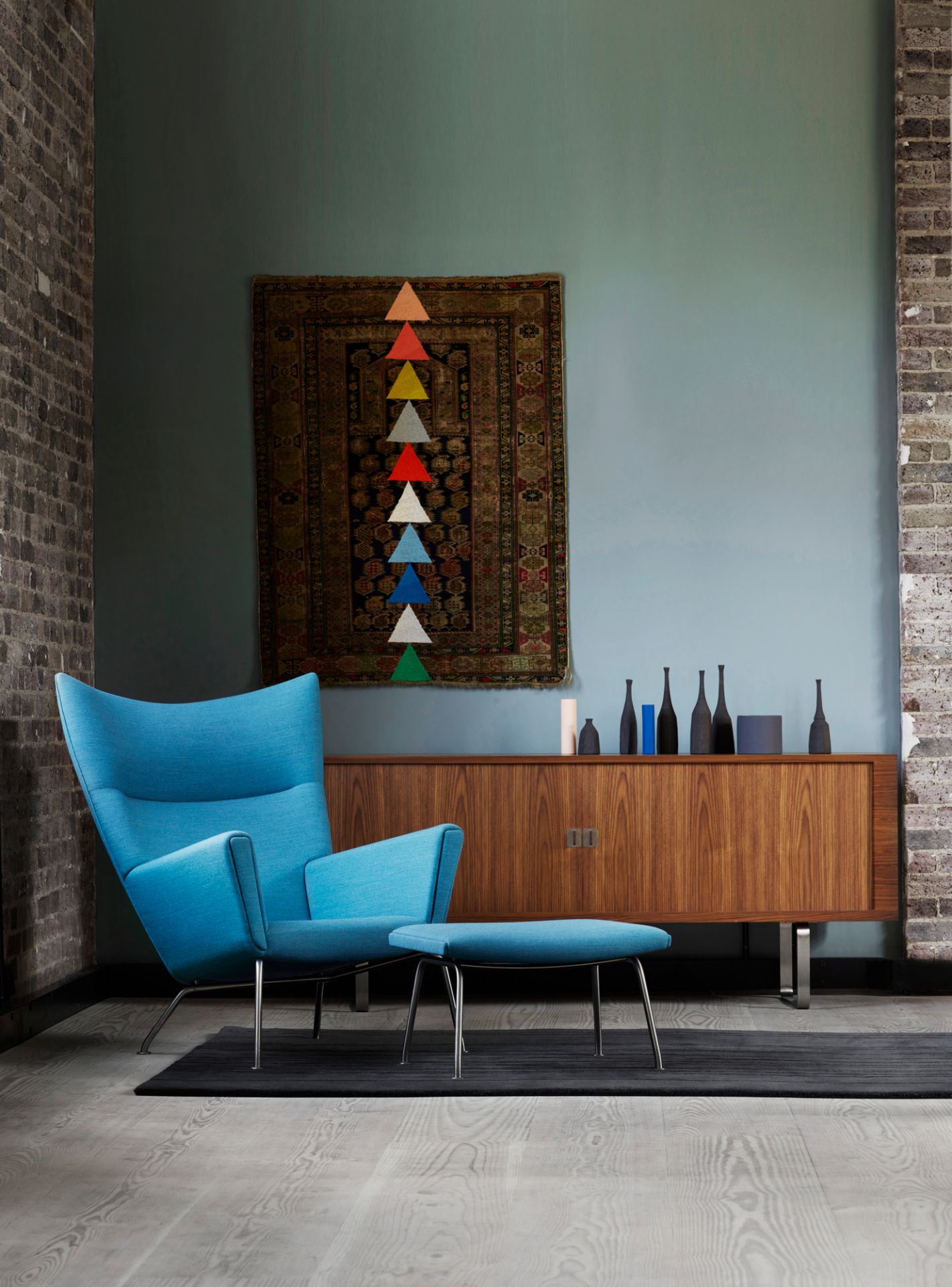 CH825 Credenza Sideboard von Carl Hansen & Søn, Walnuss geölt, Edelstahl Gestell.