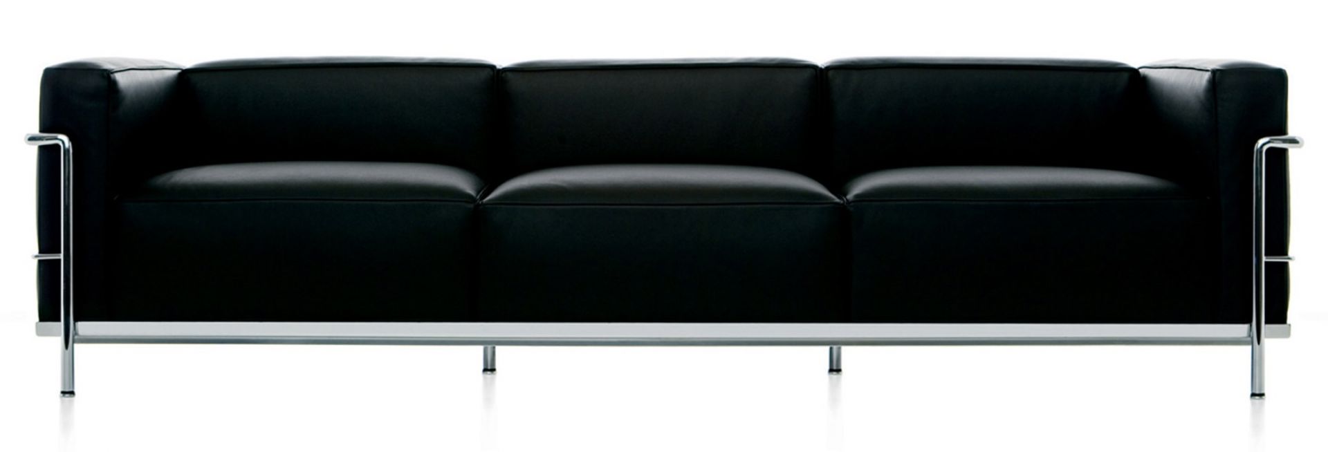 Schwarzes Cassina Sofa Dreisitzer mit Chromgestell. Modernes Ledersofa für Wohnzimmer und Büro.